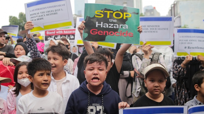 Para pengungsi dan pencari suaka melakukan aksi unjuk rasa di depan kantor United Nations High Commissioner for Refugees (UNHCR), Jakarta, Rabu (14/5/2025). [Suara.com/Alfian Winanto]