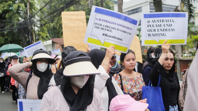 Para pengungsi dan pencari suaka melakukan aksi unjuk rasa di depan kantor United Nations High Commissioner for Refugees (UNHCR), Jakarta, Rabu (14/5/2025). [Suara.com/Alfian Winanto]