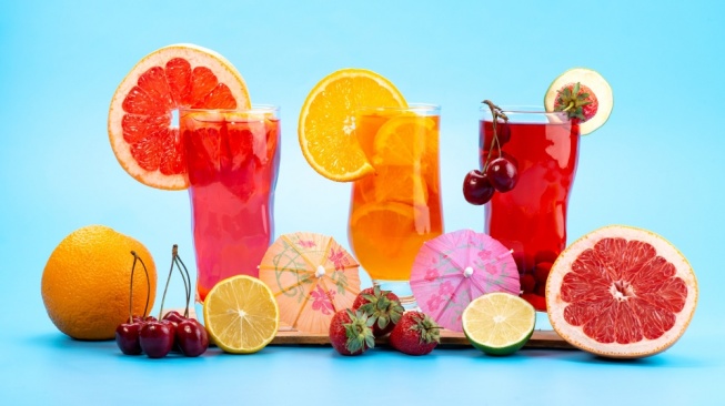Ilustrasi jus buah - Kebiasaan minum jus buah ternyata dapat mempercepat penuaan pada kulit karena kandungan gula yang tinggi (Freepik/ KamranAydinov)