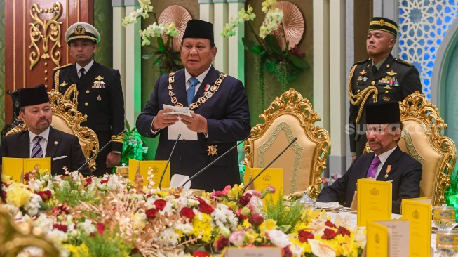 Presiden Prabowo Subianto (tengah) menyampaikan sambutan disaksikan Sultan Brunei Darussalam Hassanal Bolkiah (kanan) usai menerima bintang kebesaran Kesultanan Brunei Darussalam di Istana Nurul Iman, Bandar Seri Begawan, Brunei Darrussalam, Rabu (14/5/2025). [ANTARA FOTO/Muhammad Adimaja/rwa]