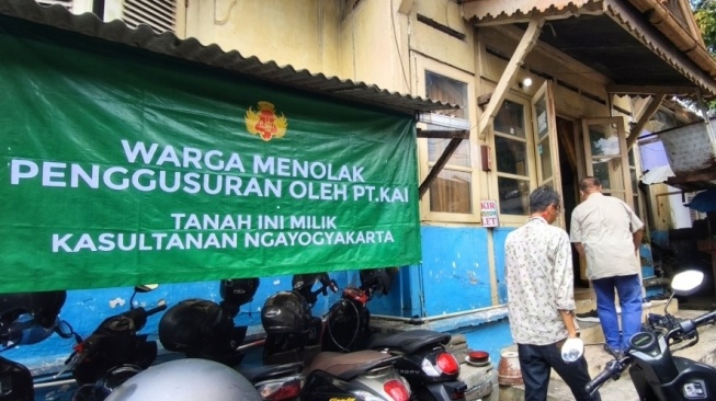 Sejumlah warga melewati posko aduan di tengah penggusuran warga oleh PT KAI di sekitar Lempuyangan, Kota Jogja. [Kontributor/Putu]