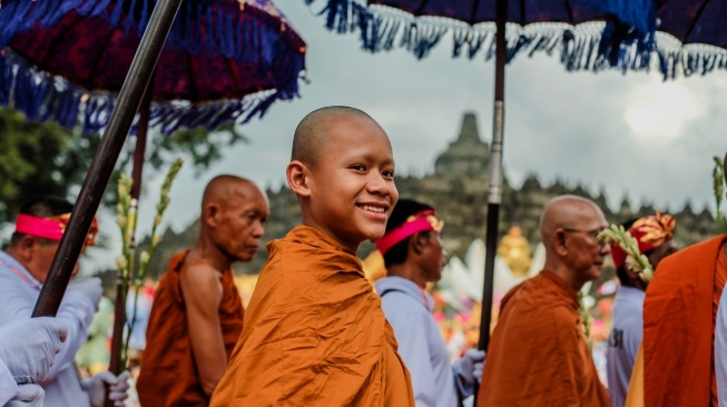 Perayaan Waisak di Candi Borobudur juga diikuti 36 bhikkhu dari berbagai negara seperti Thailand, Kamboja, Malaysia, USA yang sebelumnya melakukan ritual Thudong sejauh 2.600 km dari Thailand menuju Indonesia dalam ritual Thudong (Dok: InJourney)