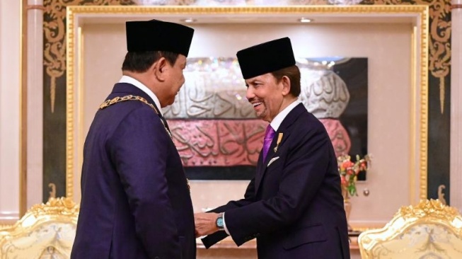 Sultan Hassanal Bolkiah menganugerahkan Presiden Prabowo Subianto Bintang Kebesaran Negara Brunei Darussalam “Darjah Kerabat Laila Utama Yang Amat Dihormati” (D.K.L.U). (Foto: Muchlis Jr - Biro Pers Sekretariat Presiden)