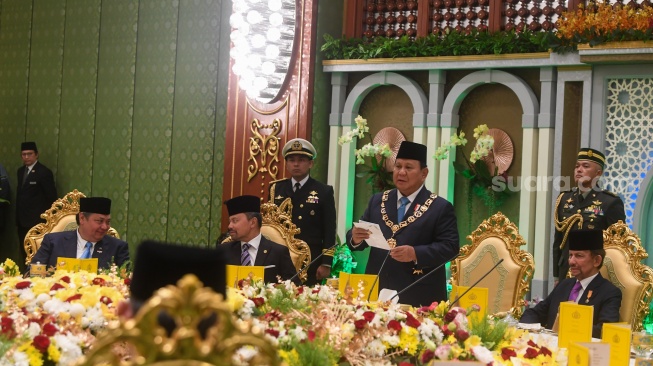Presiden Prabowo Subianto (kedua kanan) bersama Sultan Brunei Darussalam Hassanal Bolkiah (kanan) memberikan sambutannya usai menerima bintang kebesaran Kesultanan Brunei Darussalam di Istana Nurul Iman, Bandar Seri Begawan, Brunei Darussalam, Rabu (14/5/2025). [ANTARA FOTO/Muhammad Adimaja/rwa]
