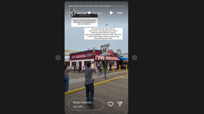 Erika Carlina bela Fuji yang didesak minta maaf pada Debi Sagita (Instagram/@ericarl)