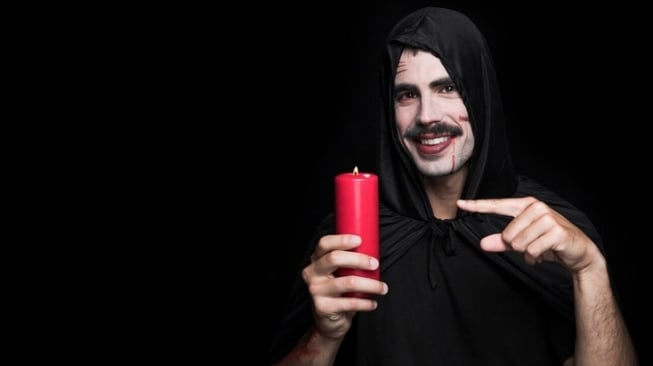 Ilustrasi pria dengan pakaian halloween (Freepik)