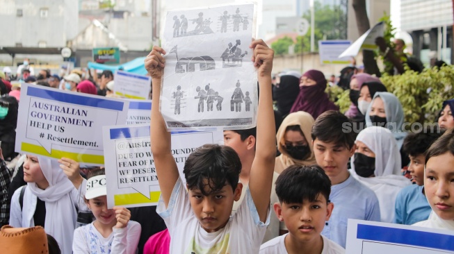Para pengungsi dan pencari suaka melakukan aksi unjuk rasa di depan kantor United Nations High Commissioner for Refugees (UNHCR), Jakarta, Rabu (14/5/2025). [Suara.com/Alfian Winanto]