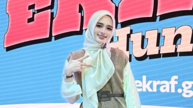 Inara Rusli tampil cantik saat menggunakan gaun pengantin (Instagram)