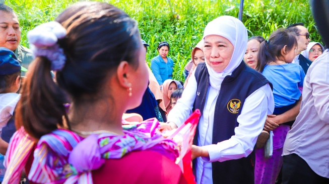 Gubernur Khofifah mengapresiasi masyarakat Malang yang begitu antusias menyambut gelaran pasar murah ini (Dok: Pemprov Jatim)
