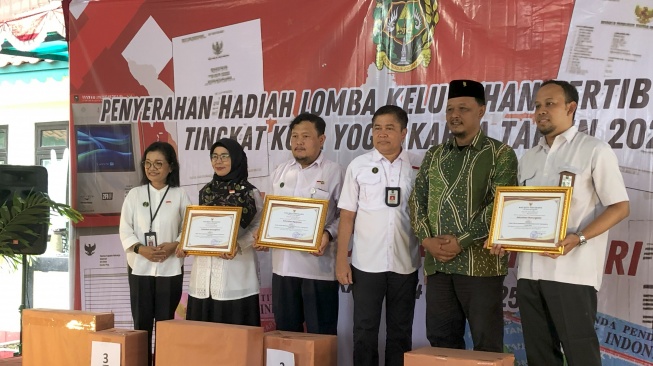 Sejumlah pemenang Lomba Tertib Adminduk se-Kota Jogja berfoto bersama di Kantor Kelurahan Rejowinangun, Kemantren Kotagede, Kota Jogja, Rabu (14/5/2025). [Baktora/Suarajogja]