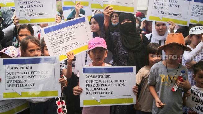 Para pengungsi dan pencari suaka melakukan aksi unjuk rasa di depan kantor United Nations High Commissioner for Refugees (UNHCR), Jakarta, Rabu (14/5/2025). [Suara.com/Alfian Winanto]