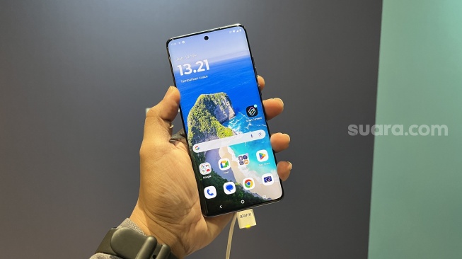 Motorola Edge 60 Fusion yang resmi dirilis ke Indonesia lewat acara peluncuran yang digelar di Wisma 46, Jakarta, Rabu (14/5/2025). [Suara.com/Dicky Prastya]