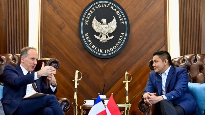 Sekretariat Kabinet, Sekretaris Kabinet Teddy Indra Wijaya saat berbincang dengan Duta Besar Republik Prancis untuk Republik Indonesia Fabien Penone, Selasa, 13 Mei 2025. (Foto: Cahyo - Biro Pers Sekretariat Presiden)