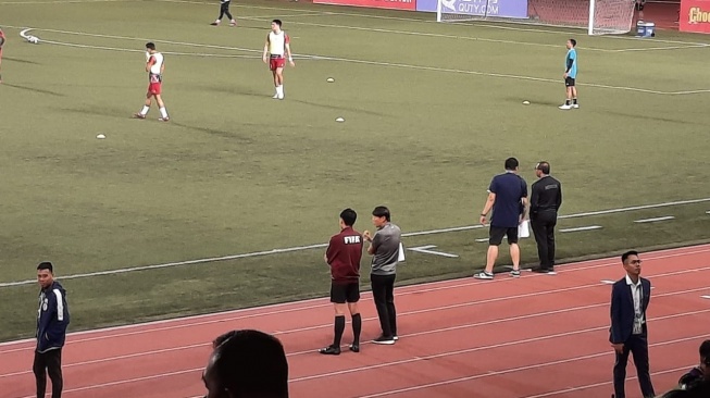 Kim Jong-hyeok ketika mengobrol dengan Shin Tae-yong sebelum pertandingan. Momen ini terjadi ketika timnas Indonesia melawan Filipina di round 2 Kualifikasi Piala Dunia 2026. Laga tersebut berakhir imbang dengan skor 1-1. (Istimewa)