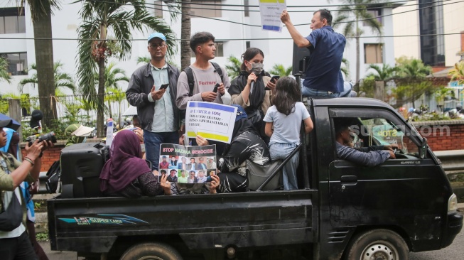 Para pengungsi dan pencari suaka melakukan aksi unjuk rasa di depan kantor United Nations High Commissioner for Refugees (UNHCR), Jakarta, Rabu (14/5/2025). [Suara.com/Alfian Winanto]