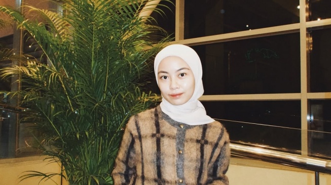 Inspirasi Outfit Minimalis ala Tsana Rintik Sedu, Simpel tapi Kece!