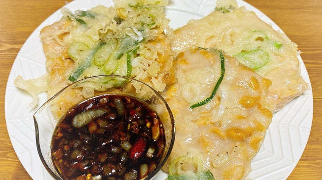 Tempe Mendoan dengan sambal kecap menjadi makanan khas di Banjarnegara. (Twitter)
