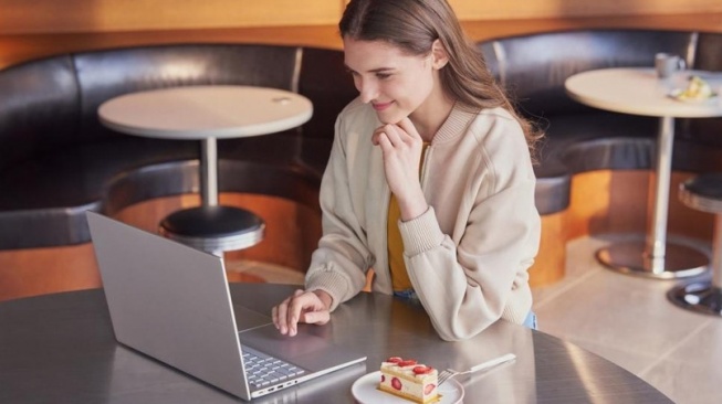 ASUS Vivobook S14 (S3407QA) adalah laptop AI tipis dan ringan yang menjadi teman perjalanan, asisten pribadi, sekaligus penanda zaman baru lewat kecerdasan buatan (AI) (Dok: ASUS)