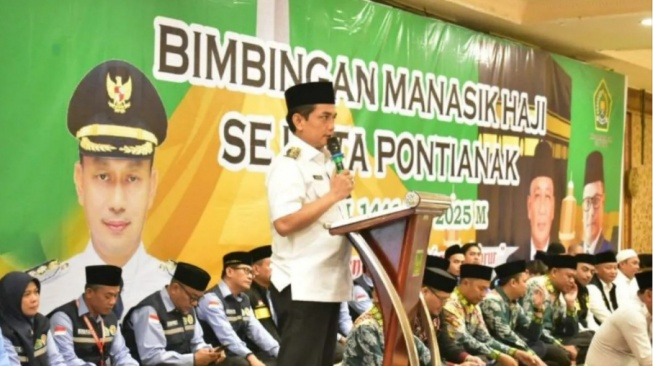 Wakil Wali Kota Pontianak Bahasan memberikan arahan kepada jemaah calon haji yang akan mengikuti bimbingan manasik haji. (Prokopim Pontianak)