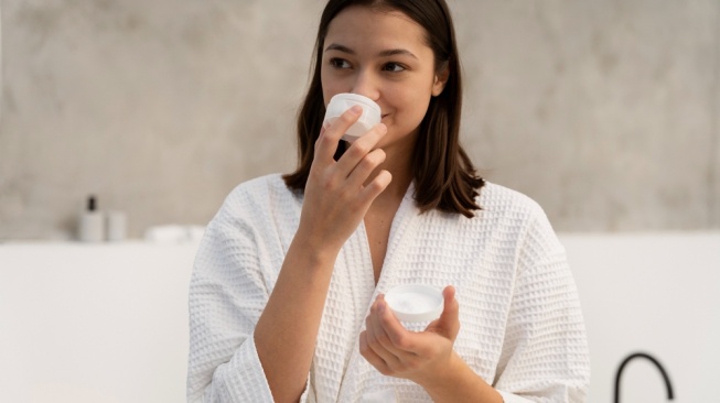 Ilustrasi skincare kedaluwarsa. [Freepik]
