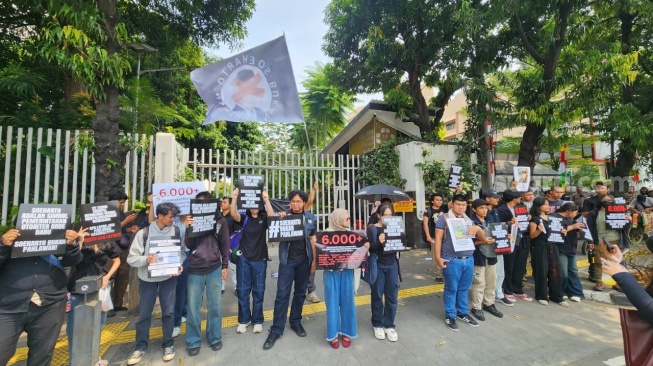 Penampakan massa demonstran yang menggelar aksi tolak gelar pahlawan untuk Presiden kedua RI, Soeharto di depan Gedung Kemensos RI, Jakarta. (Suara.com/Fakhri Fuadi)