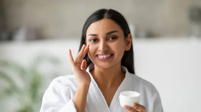 7 Rekomendasi Body Lotion SPF 50, Kulit Terlindungi dan Bikin Glowing