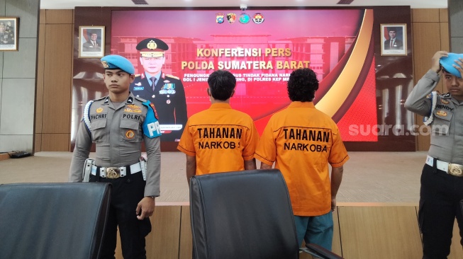 Jajaran Polda Sumatera Barat (Sumbar) meringkus seorang Warga Negara Asing (WNA) asal Brasil atas kepemilikan narkotika jenis ganja. Pelaku bernama Kaue Campos Valerio ditangkap di Kabupaten Kepulauan Mentawai. [Suara.com/ Saptra S]