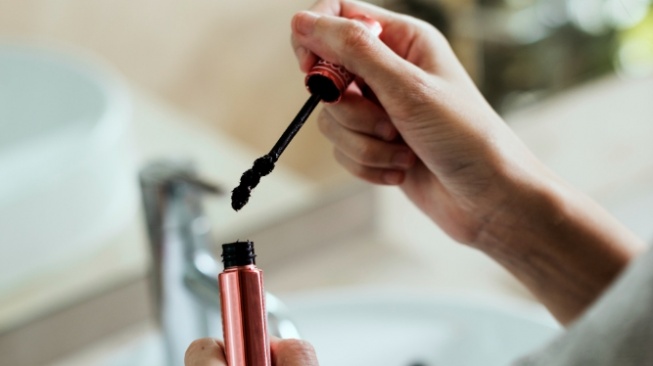 Ilustrasi make up tidak layak digunakan. [Freepik]