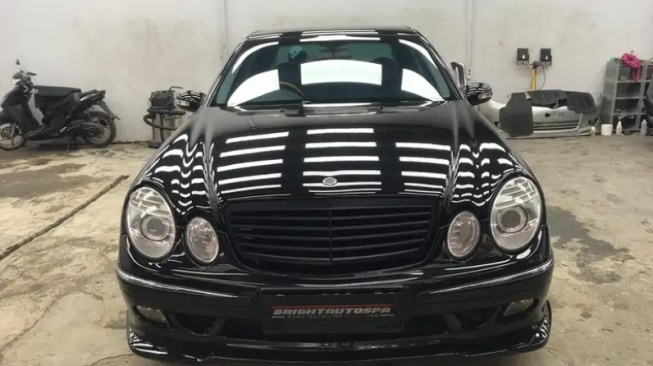 Ilustrasi mobil bekas Mercedes-Benz E240 yang dijual di marketplace. [OLX]