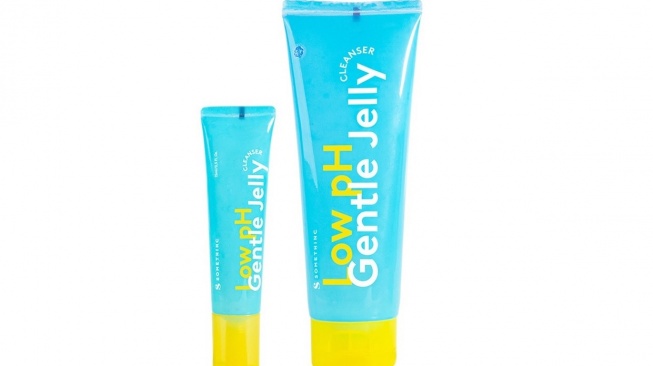Somethinc Low pH Gentle Jelly Cleanser menjadi salah satu sabun cuci muka atau facial wash yang sangat aman dipakai untuk remaja karena kandungan bahan dan formulanya yang gentle (somethinc.com)
