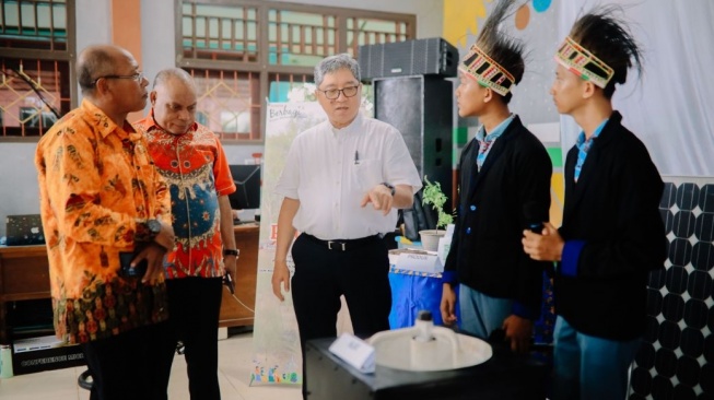 Presiden Direktur PT TMMIN Nandi Julyanto (ketiga kanan) berbincang dengan siswa peserta TEY-13 SMAN 3 Merauke, saat Genba TEY-13 Toyota Indonesia, Jumat (2/5).(DOK TMMIN)