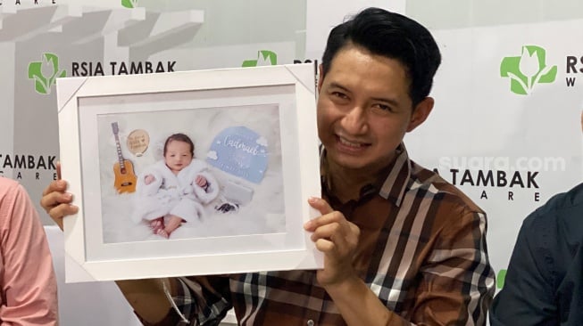 Usai Mengazani Anak yang Baru Lahir, Chand Kelvin Tertawa