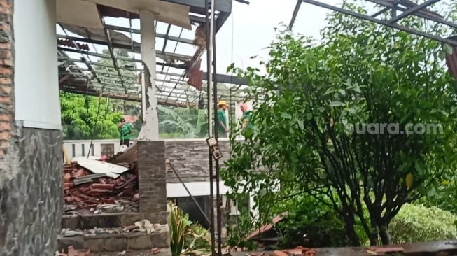 Kondisi rumah Atalarik Syach yang dieksekusi Pengadilan Negeri Cibinong pada Kamis, 15 Mei 2025. [Suara.com/Rena Pangesti]
