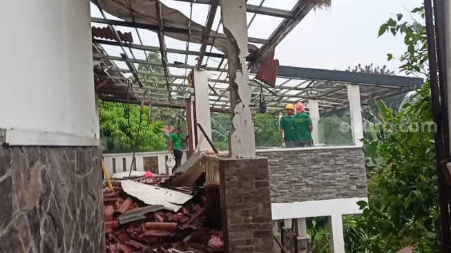 Kondisi rumah Atalarik Syach yang dieksekusi Pengadilan Negeri Cibinong pada Kamis, 15 Mei 2025. [Suara.com/Rena Pangesti]