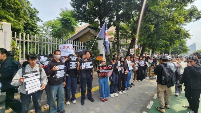 Penampakan massa demonstran yang menggelar aksi tolak gelar pahlawan untuk Presiden kedua RI, Soeharto di depan Gedung Kemensos RI, Jakarta. (Suara.com/Fakhri Fuadi)