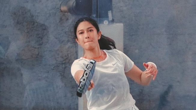 Potret Dian Sastrowardoyo bermain padel (Instagram/@therealdisastr)