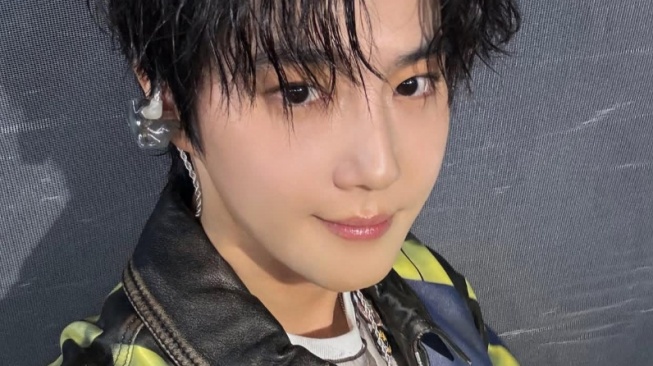 Tampil Kasual Chic dan Stylish ala Suho EXO, Ini 4 Ide Outfit Hariannya!