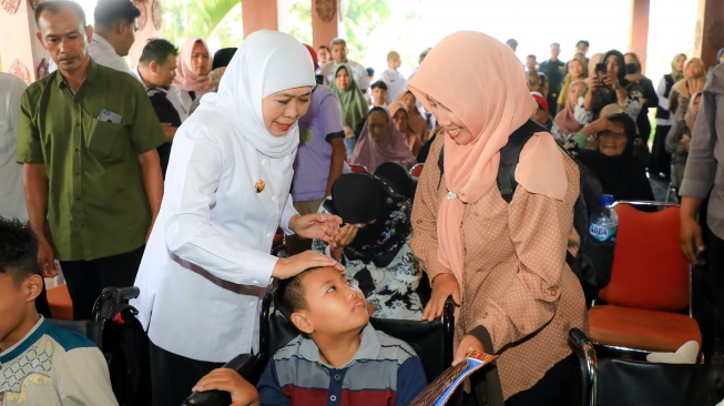 Gubernur Jawa Timur Khofifah Indar Parawansa menyerahkan berbagai bansos hingga BKK Desa di Pendopo Agung Kabupaten Ponorogo(Dok: Pemprov Jatim)