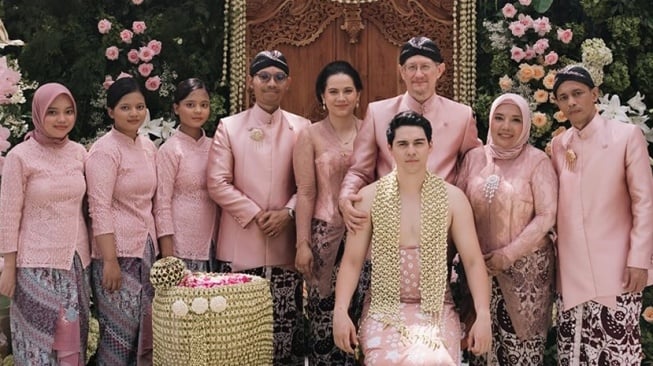 Potret Maxime Bouttier dan Patrice Bouttier saat acara siraman (Instagram/bouttier_maxime/iluminen)
