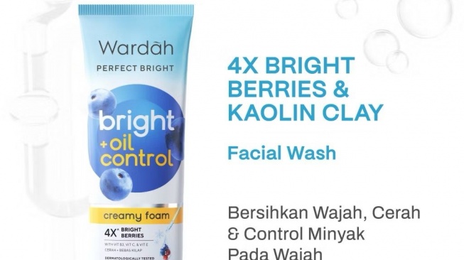Wardah Perfect Bright + Oil Control Creamy Foam merupakan sabun cuci muka yang cocok digunakan untuk remaja dan mampu mengangkat minyak berlebih pada wajah (Shopee/ Wardah Official Shop)