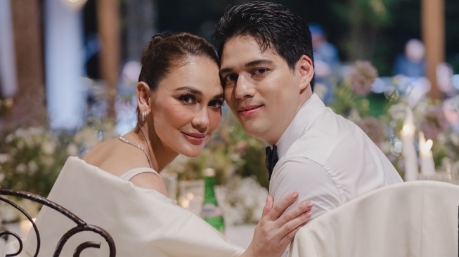 Beredar Foto Diduga Luna Maya dan Maxime Bouttier Unboxing Kado Nikah, Publik Cari-cari Sprei