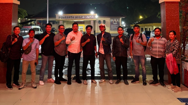 Warga perumahan klaster Grand Alifia Bogor ketika melaporkan pihak pengembangnya sendiri, Manakib Reality, ke Polresta Bogor Kota, Kamis (15/5/2025). [dokumentasi]