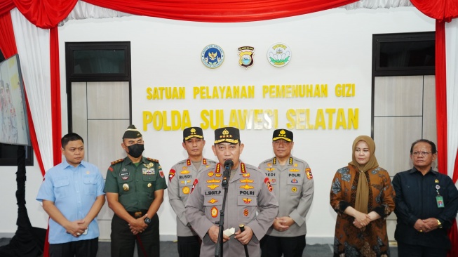 Kapolri Jenderal Listyo Sigit Prabowo saat meninjau Satuan Pelayanan Pemenuhan Gizi (SPPG) milik Polda Sulawesi Selatan (Sulsel) di Makassar pada Kamis (15/5/2025). (Foto: Dok Polri)