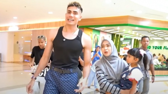 Jalan Bareng Aisar Khaled, Ria Ricis Tegur Outfitnya: Pakai Baju Dong Malu