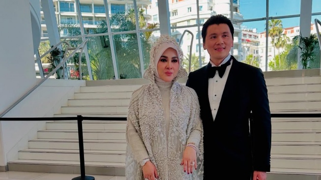 Tanpa Film atau Lagu Baru, Kok Bisa Syahrini Melenggang di Cannes Film Festival 2025?