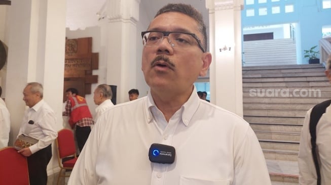 Dekan Fakultas Kedokteran Universitas Indonesia (FKUI) Prof Ari Fahrial Syam menyarankan TNI untuk membuat berbagai jenis obat. Usulan itu disampaikan seiring adanya rencana Kementerian Pertahanan untuk mengupayakan TNI turut memproduksi obat-obatan melalui laboratorium farmasi militer. (Suara.com/Lilis Varwati)
