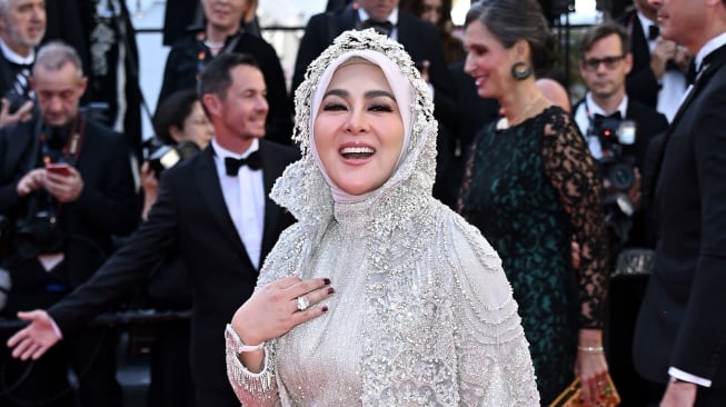 Penampilan Syahrini di Cannes Mengejutkan, Dianggap Berbeda dengan yang di Instagram