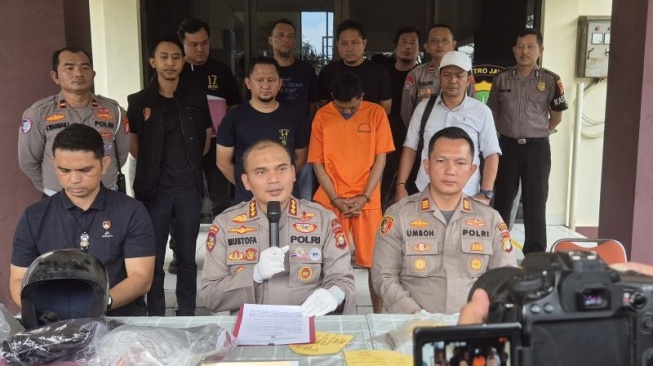 Kapolres Metro Bekasi Komisaris Besar Mustofa (tengah) saat merilis kasus pembunuhan yang menewaskan seorang petugas keamanan bernama Sadam Husein. (Antara).