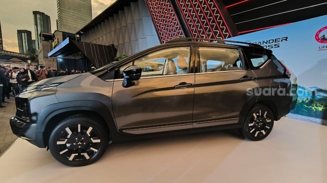 PT Mitsubishi Motors Krama Yudha Sales Indonesia (PT MMKSI), pada Jumat (16/5/2025) meluncurkan Mitsubishi New Xpander Cross di Jakarta. [Suara.com/Liberty Jemadu]