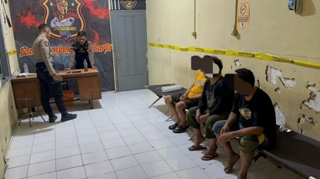 Tim Sparta Sat Samapta Polresta Solo mengamankan tiga pemuda yang asyik pesta miras di Jalan Surya, Jebres, Kamis (15/5/2025) malam. [Dok Humas Polresta Solo]
